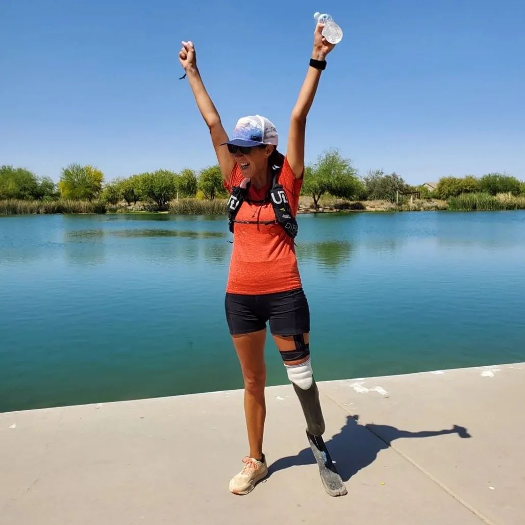 Amputee ultra-runner, Jacky Hunt-Broersma, based in Arizona, sets new record by running 104 marathons in 104 days. | source: @ncrunnerjacky via Instagram